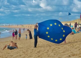 Air Europa reanuda operaciones a Venezuela: Un paso hacia la normalización del transporte aéreo a group of people standing on top of a sandy beach