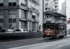 La revolución del transporte urbano: cómo Uber está redefiniendo la movilidad en España red and white tram on road near white concrete building during daytime