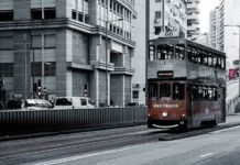 La revolución del transporte urbano: cómo Uber está redefiniendo la movilidad en España red and white tram on road near white concrete building during daytime