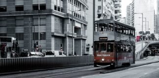 La revolución del transporte urbano: cómo Uber está redefiniendo la movilidad en España red and white tram on road near white concrete building during daytime