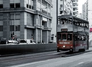 La revolución del transporte urbano: cómo Uber está redefiniendo la movilidad en España red and white tram on road near white concrete building during daytime