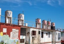 La Cultura Urbana Latina Cobra Protagonismo en el Discurso Político Español white and red concrete building under blue sky during daytime