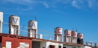 La Cultura Urbana Latina Cobra Protagonismo en el Discurso Político Español white and red concrete building under blue sky during daytime