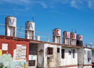 La Cultura Urbana Latina Cobra Protagonismo en el Discurso Político Español white and red concrete building under blue sky during daytime