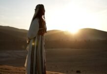 La Extraordinaria Historia de Sarah Schleper: De las Pistas de Colorado a Representar a México en los Juegos Olímpicos Woman in traditional clothing standing in desert at sunset