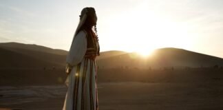 La Extraordinaria Historia de Sarah Schleper: De las Pistas de Colorado a Representar a México en los Juegos Olímpicos Woman in traditional clothing standing in desert at sunset