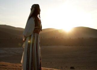 La Extraordinaria Historia de Sarah Schleper: De las Pistas de Colorado a Representar a México en los Juegos Olímpicos Woman in traditional clothing standing in desert at sunset