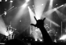 La controversia del playback en el rock: cuando la autenticidad se pone en duda a band playing on stage