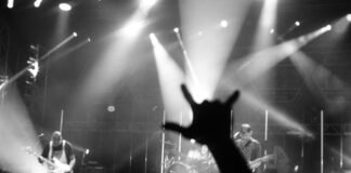 La controversia del playback en el rock: cuando la autenticidad se pone en duda a band playing on stage