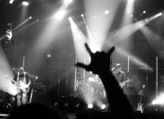 La controversia del playback en el rock: cuando la autenticidad se pone en duda a band playing on stage