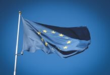 Las nuevas directrices europeas intensifican la presión económica sobre el sector empresarial ruso a blue flag on a pole