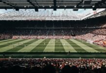 El empate del Manchester United frustra la promesa de cinco años de un aficionado singular people watching football game during nighttime