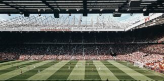 El empate del Manchester United frustra la promesa de cinco años de un aficionado singular people watching football game during nighttime