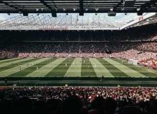 El empate del Manchester United frustra la promesa de cinco años de un aficionado singular people watching football game during nighttime