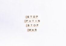 La estrategia digital de Rusia: cómo las restricciones a Telegram impulsan el ecosistema tecnológico nacional scrabble tiles spelling stop, puttin, stop, war