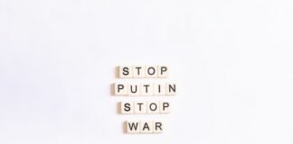 La estrategia digital de Rusia: cómo las restricciones a Telegram impulsan el ecosistema tecnológico nacional scrabble tiles spelling stop, puttin, stop, war