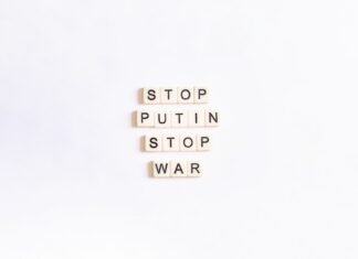 La estrategia digital de Rusia: cómo las restricciones a Telegram impulsan el ecosistema tecnológico nacional scrabble tiles spelling stop, puttin, stop, war