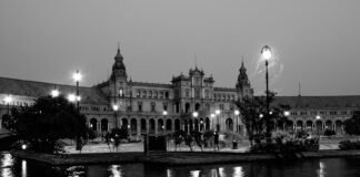 Sevilla revoluciona el apoyo a las bandas procesionales con subvenciones directas de 90.000 euros a black and white photo of a large building