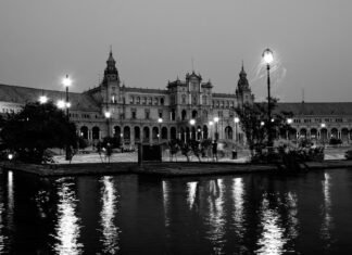 Sevilla revoluciona el apoyo a las bandas procesionales con subvenciones directas de 90.000 euros a black and white photo of a large building