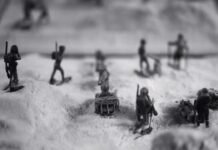 La guerra de invierno: cómo los ataques a la infraestructura civil marcan una nueva fase del conflicto a group of people running through a flood