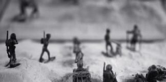 La guerra de invierno: cómo los ataques a la infraestructura civil marcan una nueva fase del conflicto a group of people running through a flood