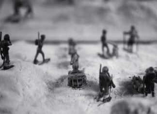 La guerra de invierno: cómo los ataques a la infraestructura civil marcan una nueva fase del conflicto a group of people running through a flood