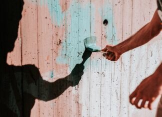 La evolución del compromiso social en el entretenimiento español: cuando la normalidad se convierte en rebeldía person painting wall