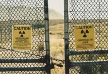 Protocolos de seguridad nuclear se activan tras incidente meteorológico en instalación catalana a couple of signs that are on a fence