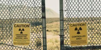 Protocolos de seguridad nuclear se activan tras incidente meteorológico en instalación catalana a couple of signs that are on a fence