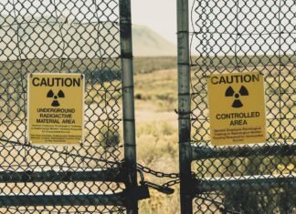 Protocolos de seguridad nuclear se activan tras incidente meteorológico en instalación catalana a couple of signs that are on a fence
