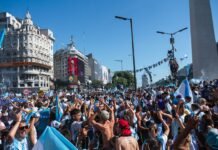 Argentina enfrenta un desafío inflacionario persistente que pone a prueba las políticas económicas actuales Argentinians celebrate in a bustling city square.