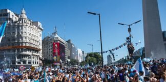 Argentina enfrenta un desafío inflacionario persistente que pone a prueba las políticas económicas actuales Argentinians celebrate in a bustling city square.