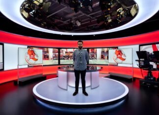 España emerge como centro neurálgico de la transformación digital cloud de Oracle en Europa woman in black and white checkered dress shirt standing on white round table