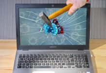 El acoso digital contra representantes políticos: un fenómeno creciente que requiere respuesta institucional a person holding a pencil and a broken laptop