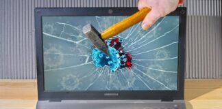 El acoso digital contra representantes políticos: un fenómeno creciente que requiere respuesta institucional a person holding a pencil and a broken laptop