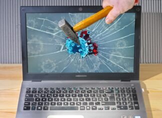 El acoso digital contra representantes políticos: un fenómeno creciente que requiere respuesta institucional a person holding a pencil and a broken laptop