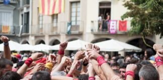 Catalunya impulsa una reforma del sistema de financiación autonómica basada en la ordinalidad fiscal people raising hands