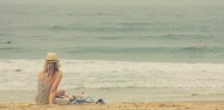 Transformación Personal en Verano: Estrategias Científicas para Renovar tu Bienestar Emocional woman sitting on seashore