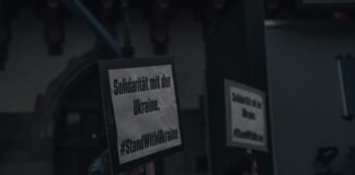 La tauromaquia solidaria: cuando el ruedo se convierte en escenario de generosidad a man holding a sign that says solidarity mit der dreme
