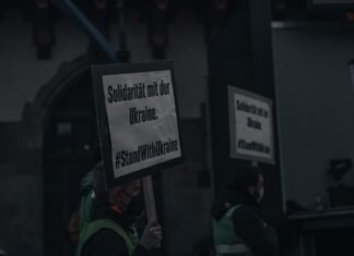 La tauromaquia solidaria: cuando el ruedo se convierte en escenario de generosidad a man holding a sign that says solidarity mit der dreme