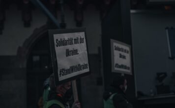 La tauromaquia solidaria: cuando el ruedo se convierte en escenario de generosidad a man holding a sign that says solidarity mit der dreme