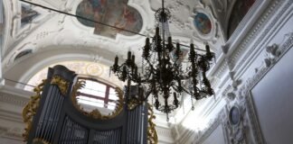 El Renacimiento del Barroco: Cómo la Nueva Generación de Intérpretes Revoluciona la Música Clásica Ornate pipe organ and chandelier in a grand hall.