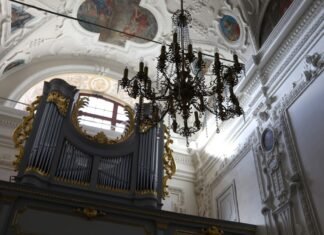 El Renacimiento del Barroco: Cómo la Nueva Generación de Intérpretes Revoluciona la Música Clásica Ornate pipe organ and chandelier in a grand hall.