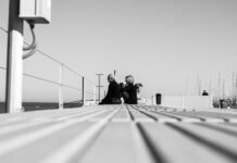 La responsabilidad institucional del Valencia tras los incidentes: Corberán asume el liderazgo en momentos difíciles man and woman sitting on concrete bench