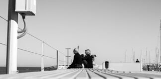 La responsabilidad institucional del Valencia tras los incidentes: Corberán asume el liderazgo en momentos difíciles man and woman sitting on concrete bench