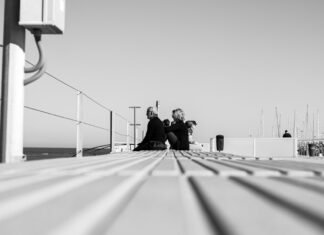 La responsabilidad institucional del Valencia tras los incidentes: Corberán asume el liderazgo en momentos difíciles man and woman sitting on concrete bench