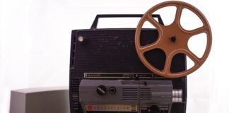 El Descubrimiento Audiovisual del Siglo: Posibles Imágenes de Antoni Gaudí en Movimiento an old movie projector sitting on top of a table