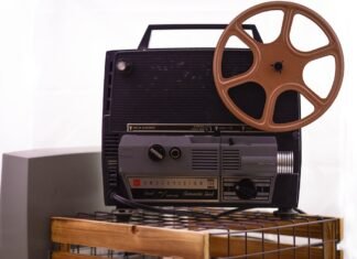 El Descubrimiento Audiovisual del Siglo: Posibles Imágenes de Antoni Gaudí en Movimiento an old movie projector sitting on top of a table