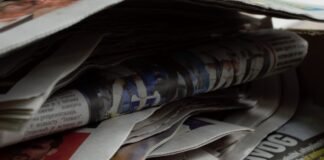 El ES-Alert se convierte en el nuevo termómetro de la vida cotidiana en España a bunch of newspapers stacked on top of each other