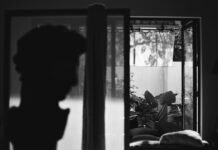 El drama silencioso de las familias afectadas por alzhéimer: cuando el amor trasciende la memoria Silhouette of a bust against a sunlit doorway